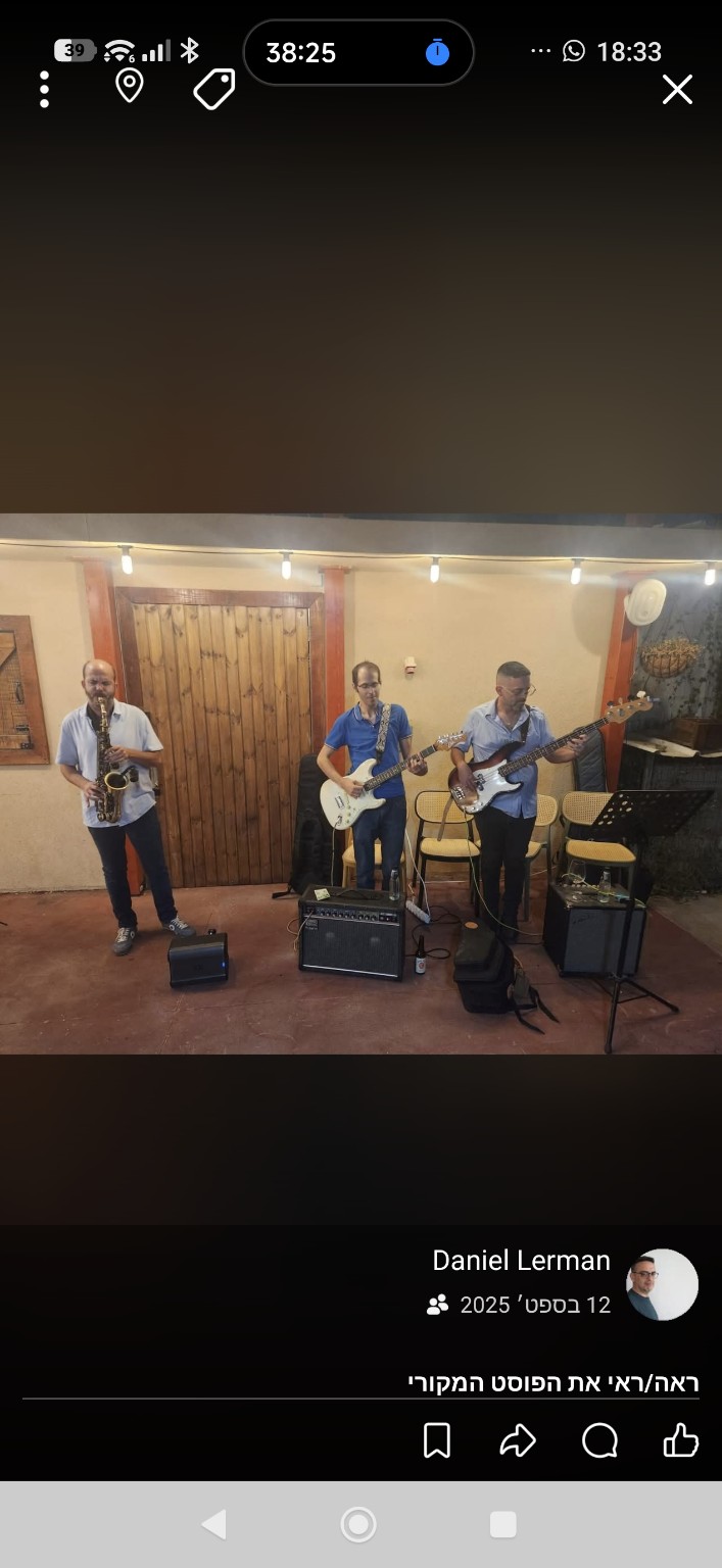 Swing 101 בהופעה חיה — איתמר ואגנר בסקסופון, יובל זריהן בגיטרה ודניאל לרמן בבס